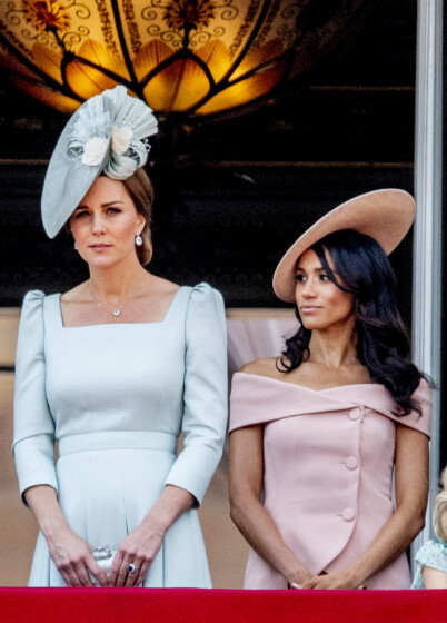 AVSLØRENDE: Kate ville gjerne være en mentor for Meghan, men nykomlingen ville gjøre ting på sin egen måte. På slottsbalkongen i fjor var det lett å se at stemningen mellom dem var kjølig. Foto: NTB scanpix AVSLØRENDE: Kate ville gjerne være en mentor for Meghan, men nykomlingen ville gjøre ting på sin egen måte. På slottsbalkongen i fjor var det lett å se at stemningen mellom dem var kjølig. Foto: NTB scanpix